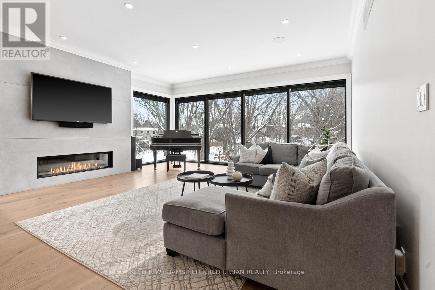 197 Sherwood Place, Newmarket, ON - Indoor Photo Showing Living Room With Fireplace