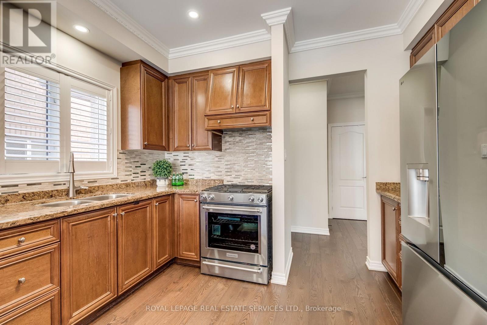 2467 Chaplin Road, Oakville, ON - Indoor Photo Showing Kitchen With Double Sink