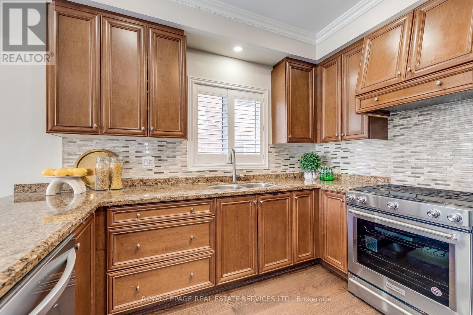 2467 Chaplin Road, Oakville, ON - Indoor Photo Showing Kitchen With Stainless Steel Kitchen With Double Sink