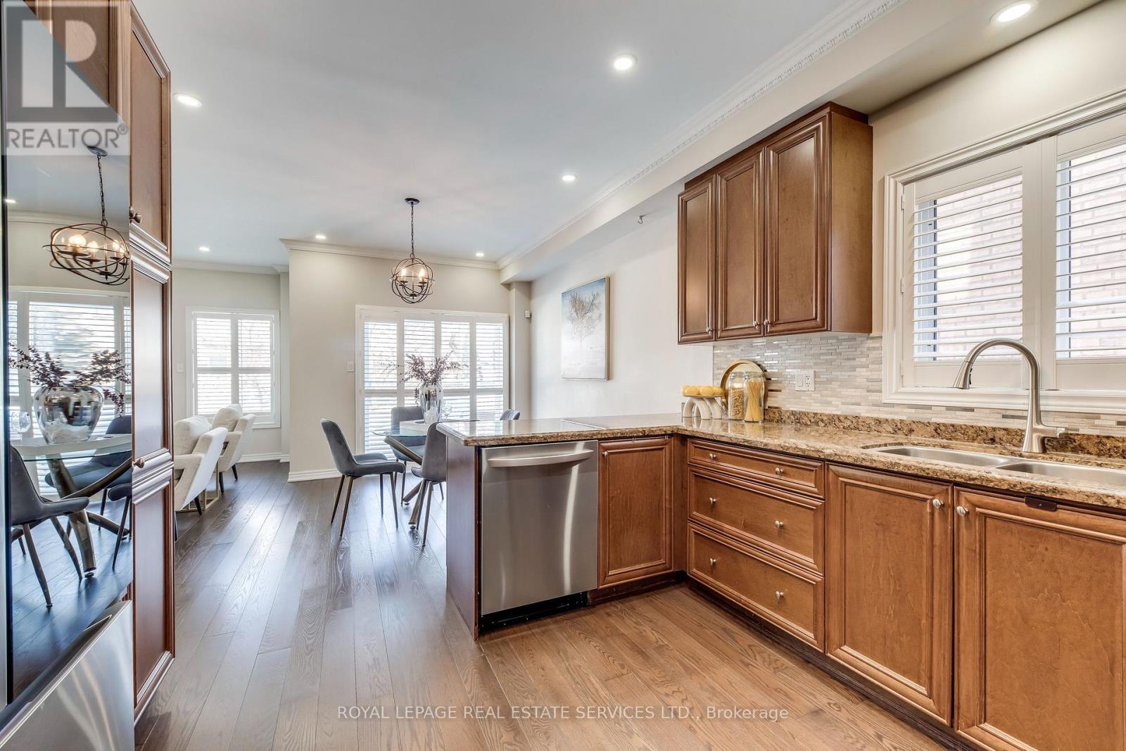 2467 Chaplin Road, Oakville, ON - Indoor Photo Showing Kitchen With Double Sink With Upgraded Kitchen