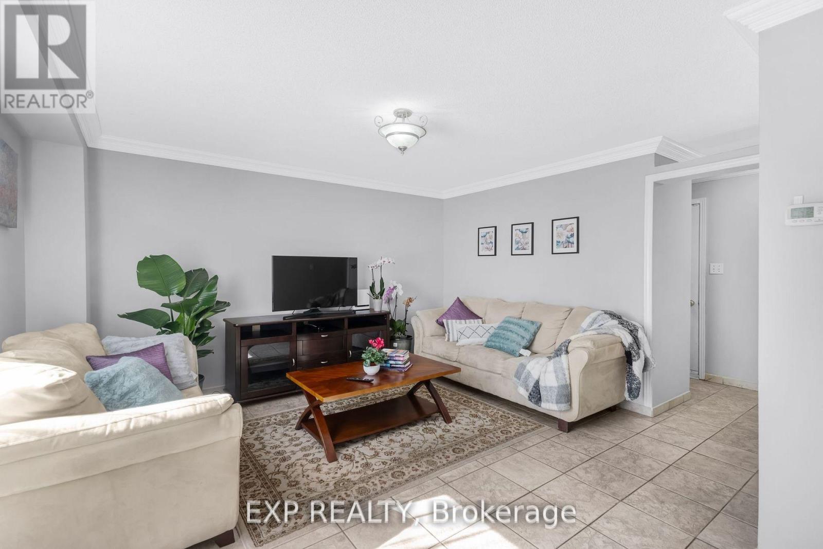 148 Taylorwood Avenue, Caledon, ON - Indoor Photo Showing Living Room