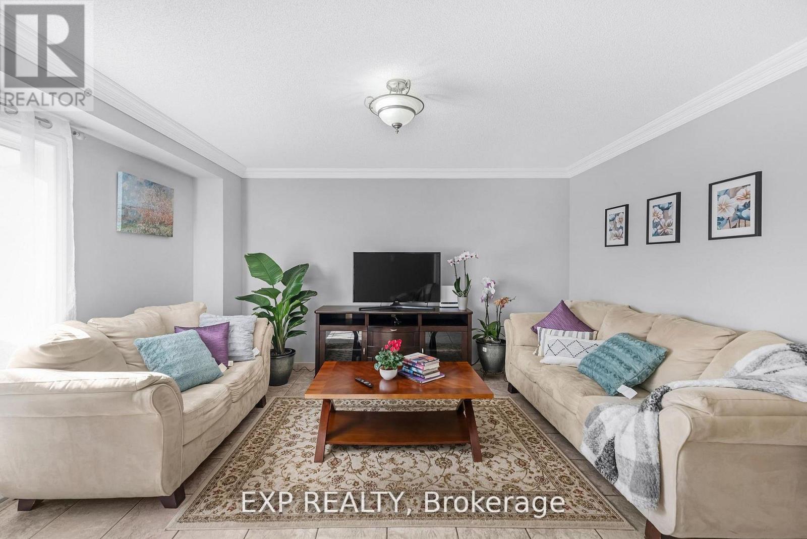 148 Taylorwood Avenue, Caledon, ON - Indoor Photo Showing Living Room