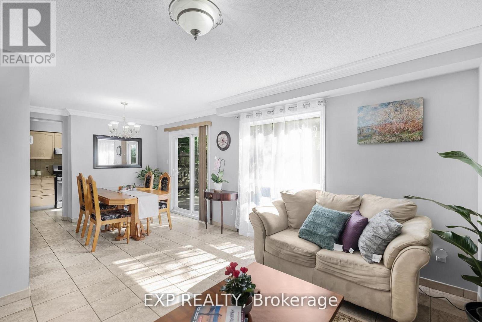148 Taylorwood Avenue, Caledon, ON - Indoor Photo Showing Living Room