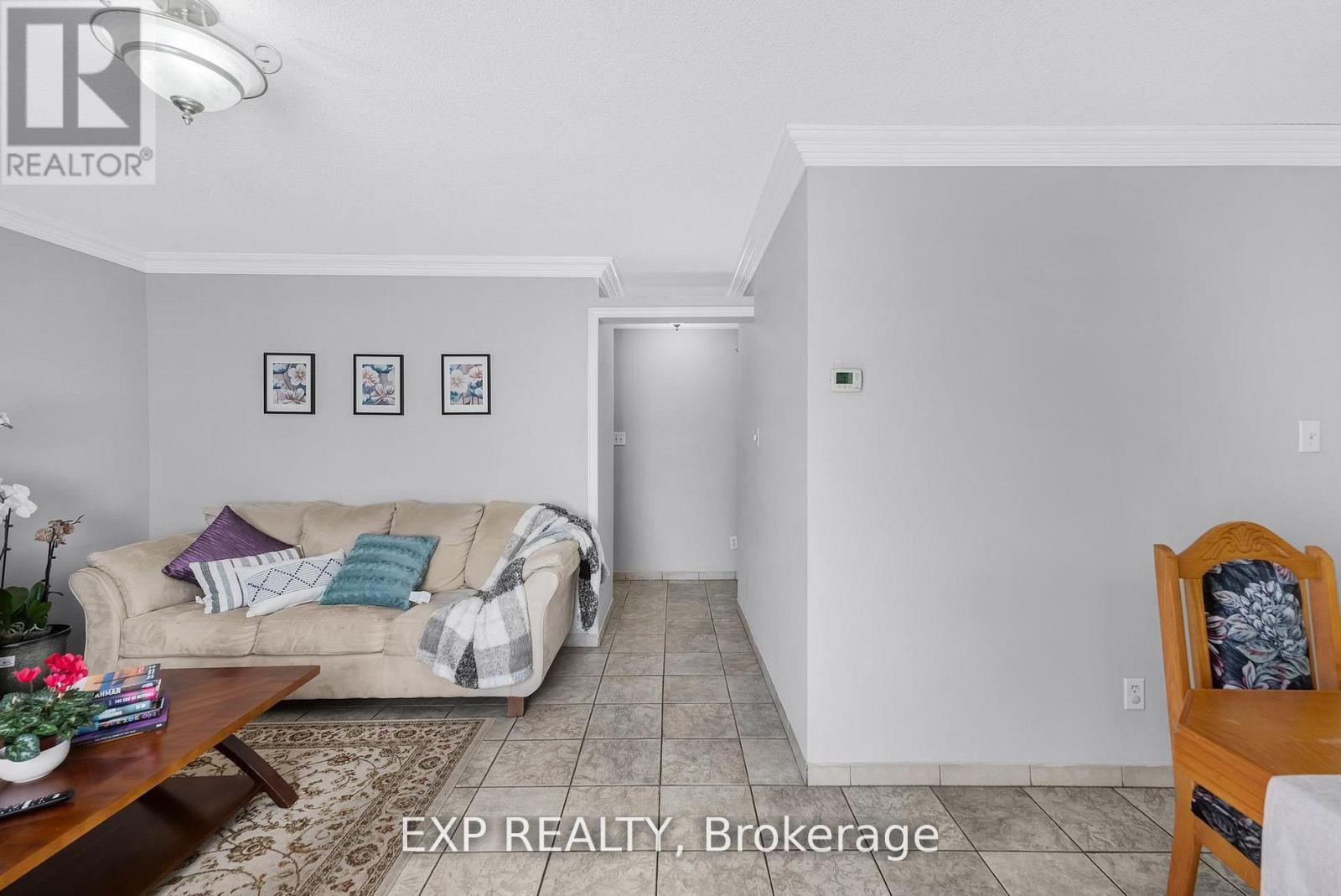 148 Taylorwood Avenue, Caledon, ON - Indoor Photo Showing Living Room
