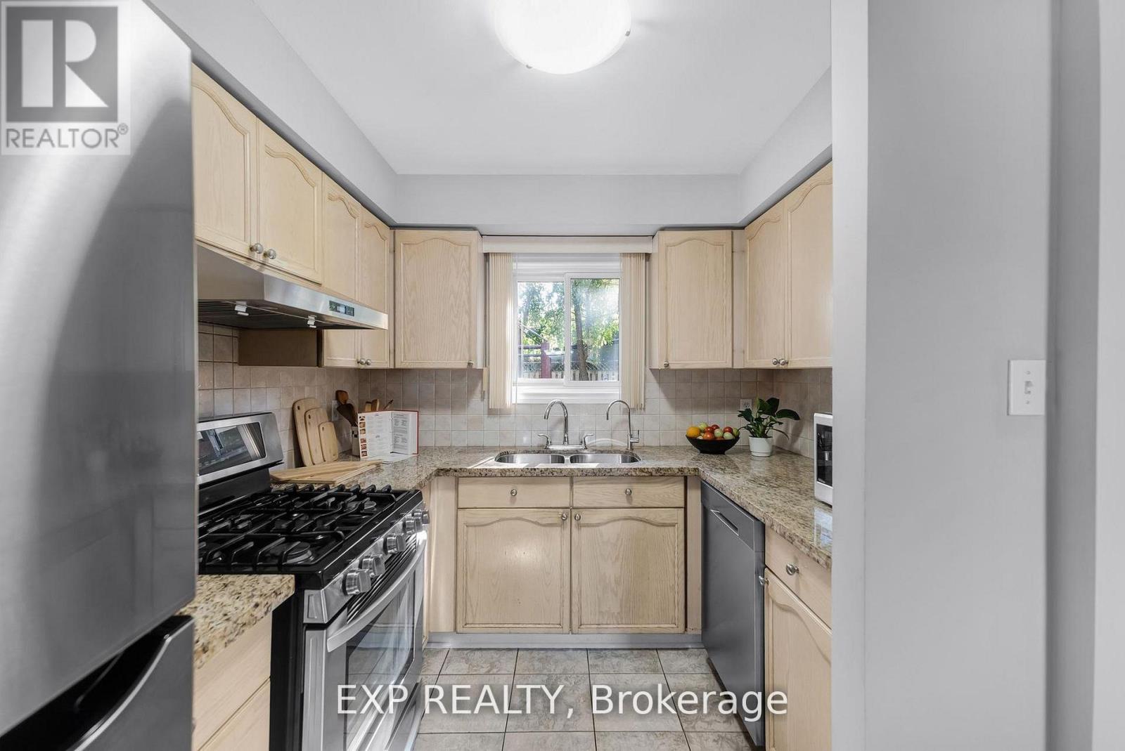 148 Taylorwood Avenue, Caledon, ON - Indoor Photo Showing Kitchen With Double Sink