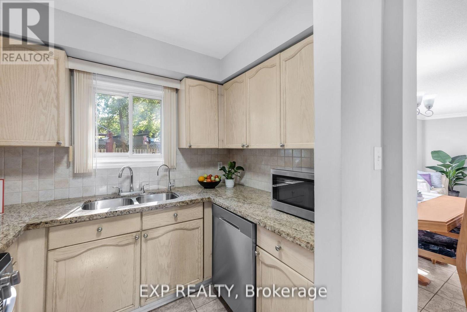 148 Taylorwood Avenue, Caledon, ON - Indoor Photo Showing Kitchen With Double Sink