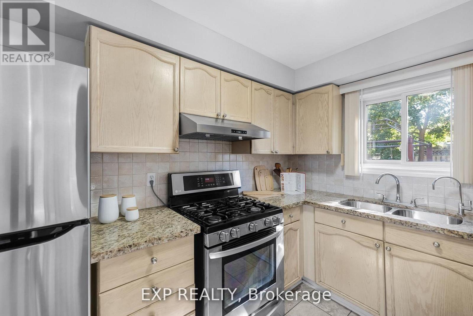 148 Taylorwood Avenue, Caledon, ON - Indoor Photo Showing Kitchen With Double Sink