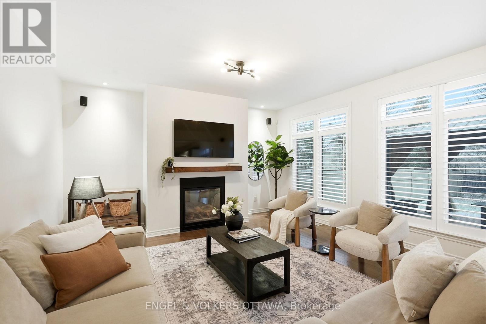 517 Golden Sedge Way, Ottawa, ON - Indoor Photo Showing Living Room With Fireplace