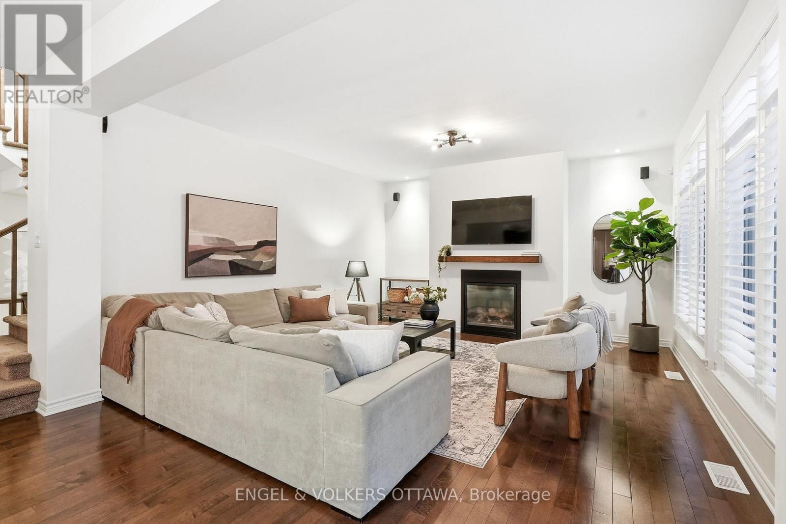 517 Golden Sedge Way, Ottawa, ON - Indoor Photo Showing Living Room With Fireplace