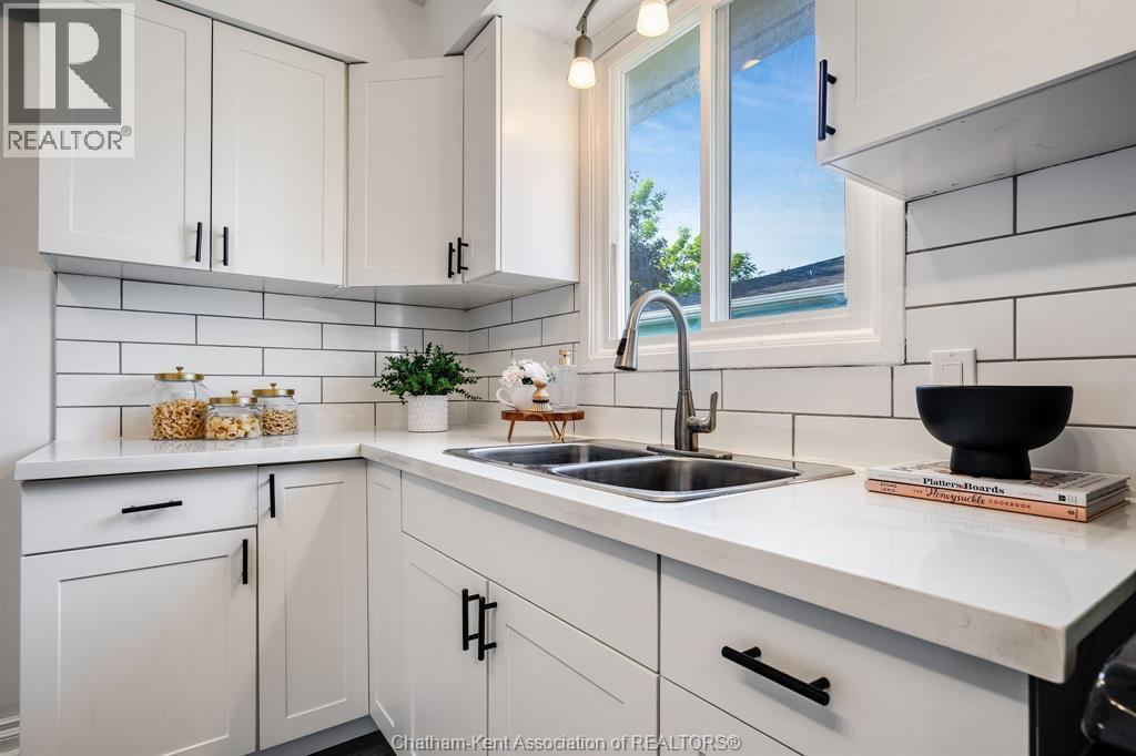 69 Bridle Path Road, Wallaceburg, ON - Indoor Photo Showing Kitchen With Double Sink