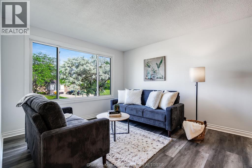 69 Bridle Path Road, Wallaceburg, ON - Indoor Photo Showing Living Room