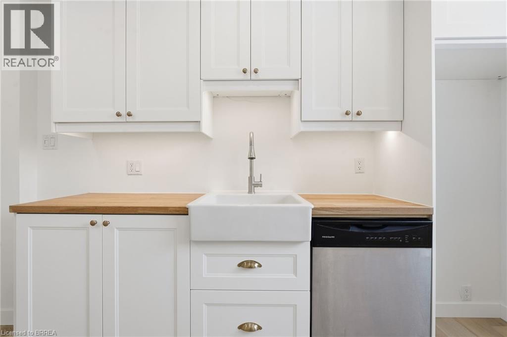 35 Oakhill Drive Unit# 20C, Brantford, ON - Indoor Photo Showing Kitchen