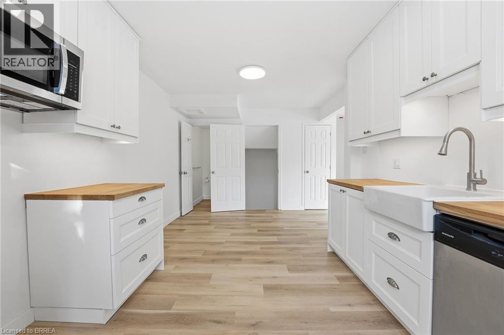 35 Oakhill Drive Unit# 20C, Brantford, ON - Indoor Photo Showing Kitchen