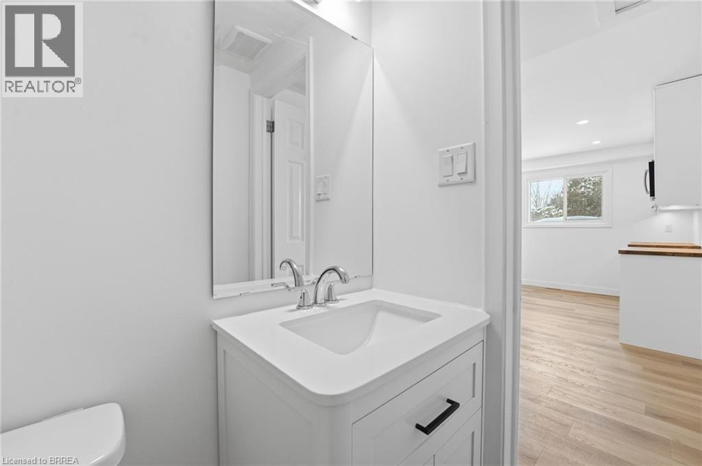 35 Oakhill Drive Unit# 20C, Brantford, ON - Indoor Photo Showing Bathroom