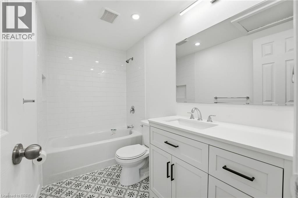 35 Oakhill Drive Unit# 20C, Brantford, ON - Indoor Photo Showing Bathroom