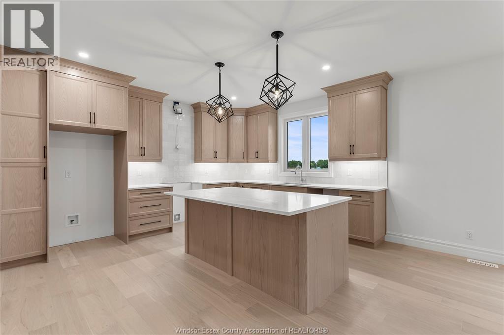 462 Marla Crescent, Lakeshore, ON - Indoor Photo Showing Kitchen