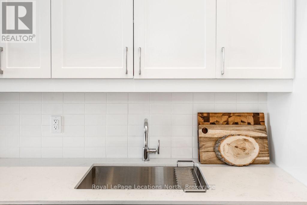 219 - 1 Hume Street, Collingwood, ON - Indoor Photo Showing Kitchen