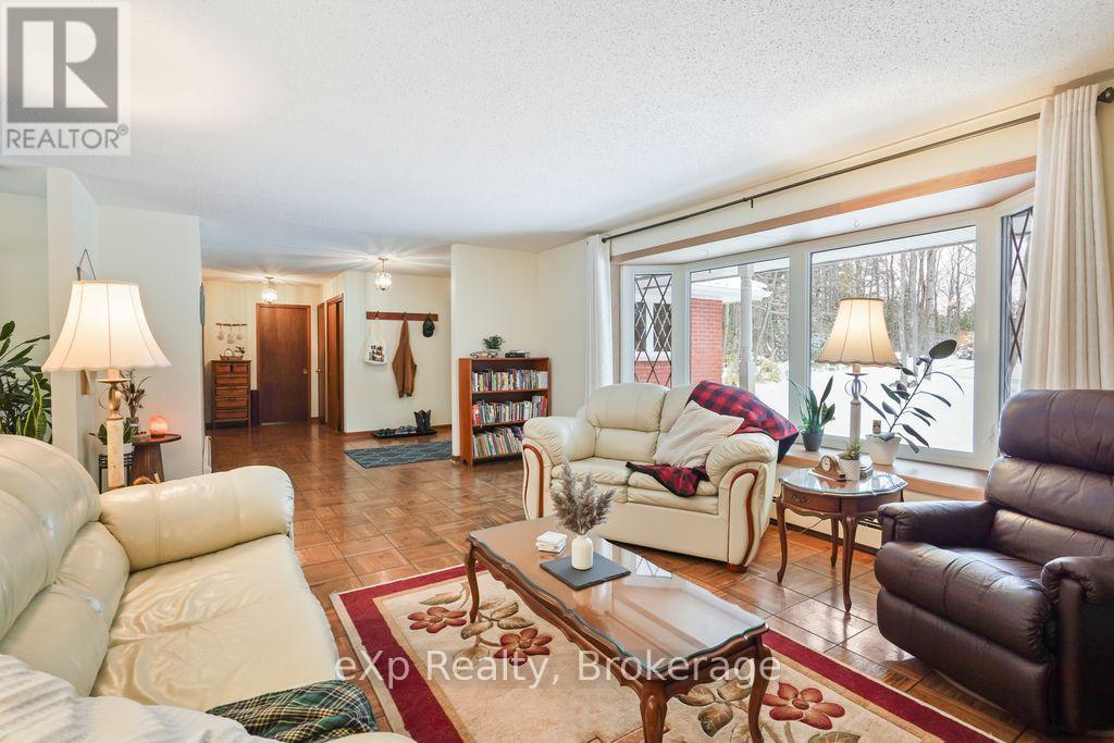 557409 4Th Concession S, Meaford, ON - Indoor Photo Showing Living Room