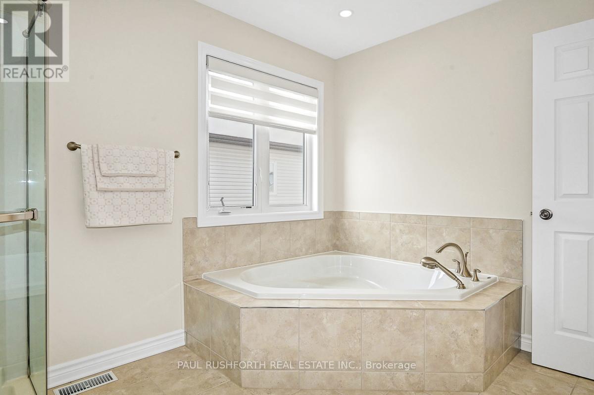 5 Piece Bathroom - 421 Jasper Crescent, Clarence-Rockland, ON - Indoor Photo Showing Bathroom