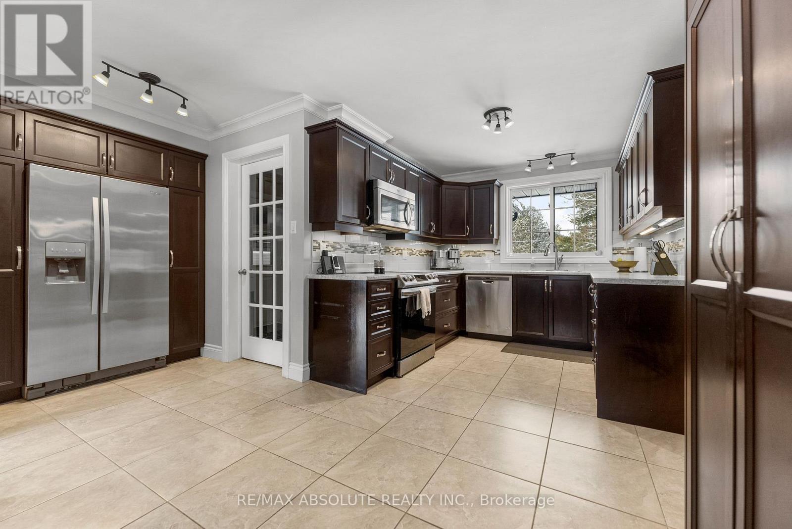 131 Burns Drive, Mcnab/Braeside, ON - Indoor Photo Showing Kitchen With Upgraded Kitchen