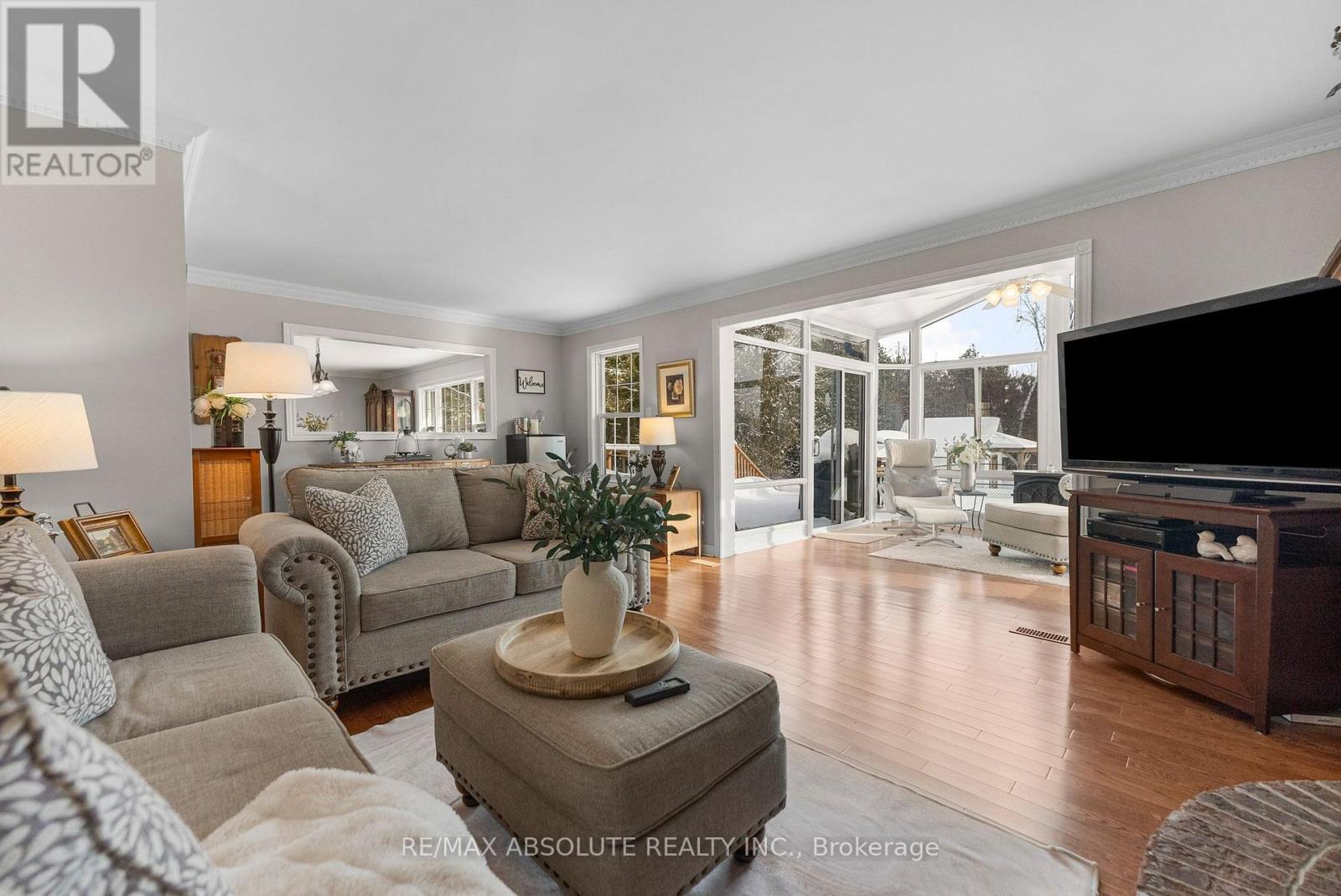 131 Burns Drive, Mcnab/Braeside, ON - Indoor Photo Showing Living Room