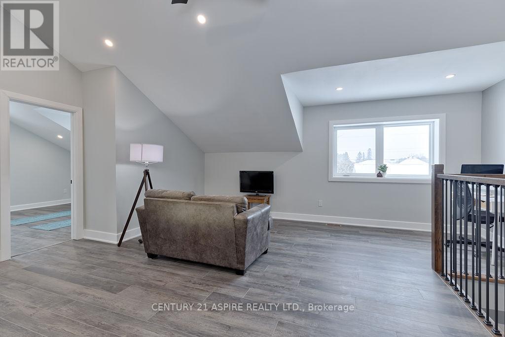 32 Wilson Street, Laurentian Hills, ON - Indoor