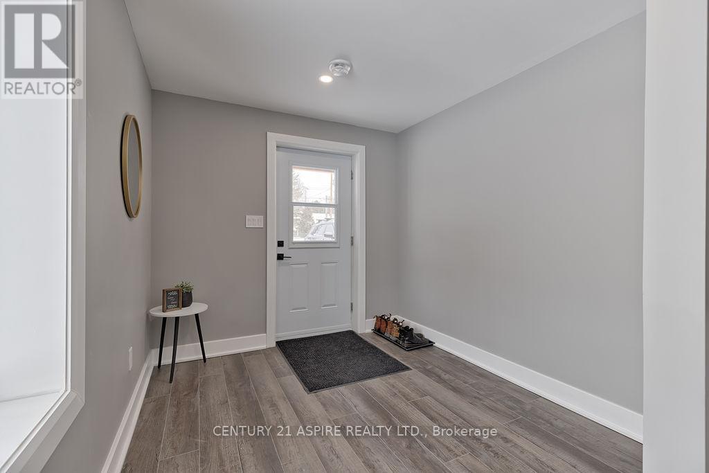 32 Wilson Street, Laurentian Hills, ON - Indoor Photo Showing Other Room