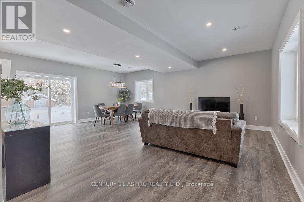 32 Wilson Street, Laurentian Hills, ON - Indoor Photo Showing Living Room