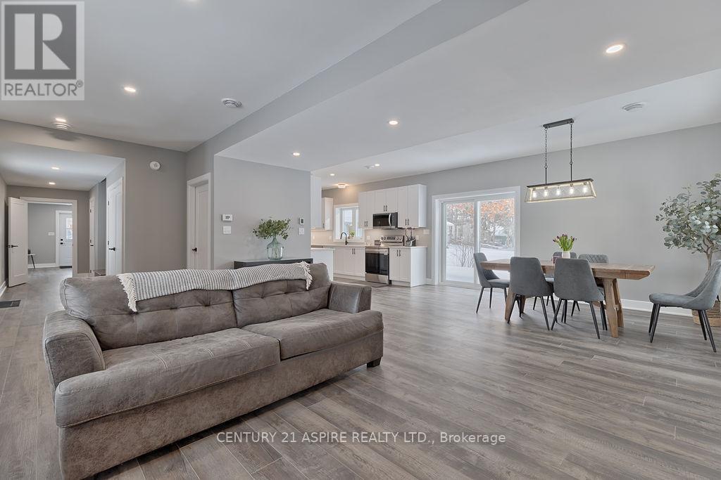 32 Wilson Street, Laurentian Hills, ON - Indoor Photo Showing Living Room