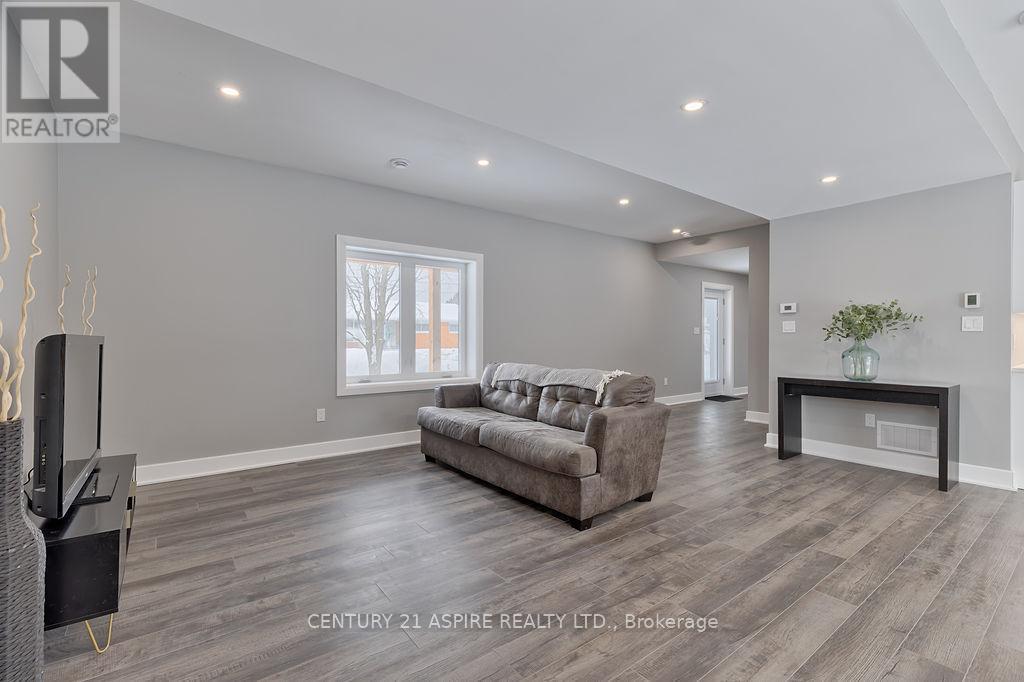 32 Wilson Street, Laurentian Hills, ON - Indoor