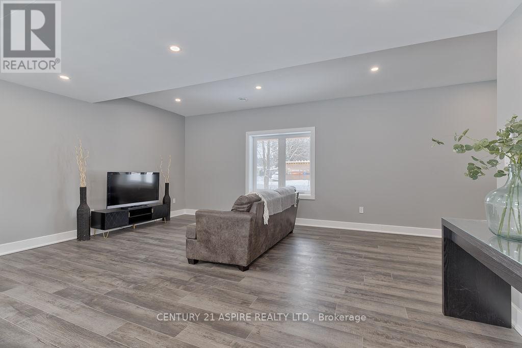 32 Wilson Street, Laurentian Hills, ON - Indoor Photo Showing Living Room