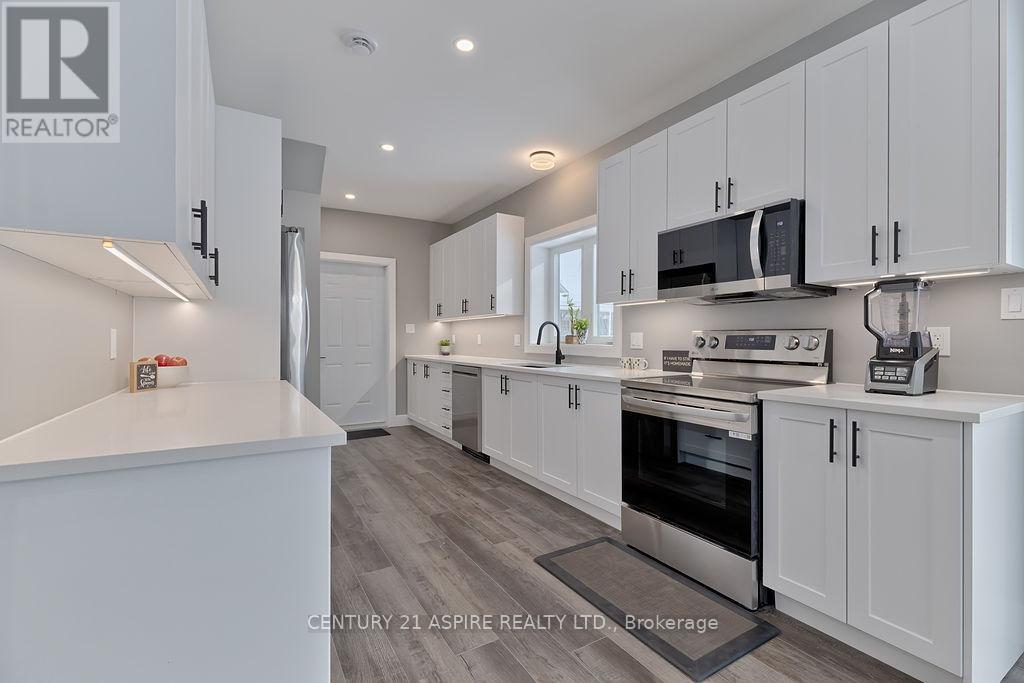 32 Wilson Street, Laurentian Hills, ON - Indoor Photo Showing Kitchen