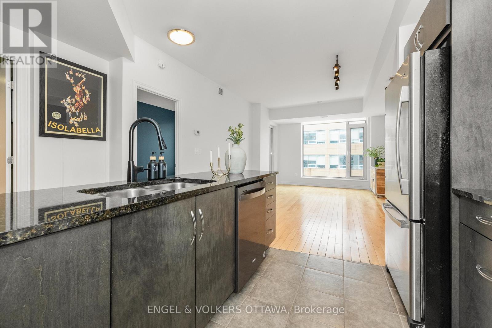 312 - 575 Byron Avenue, Ottawa, ON - Indoor Photo Showing Kitchen With Double Sink With Upgraded Kitchen