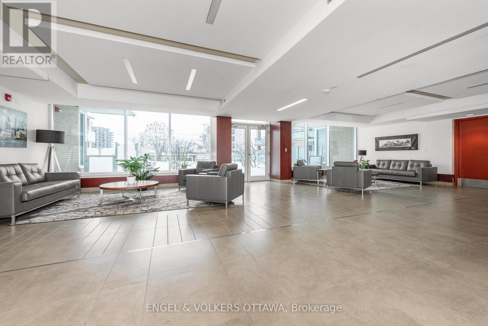 312 - 575 Byron Avenue, Ottawa, ON - Indoor Photo Showing Living Room