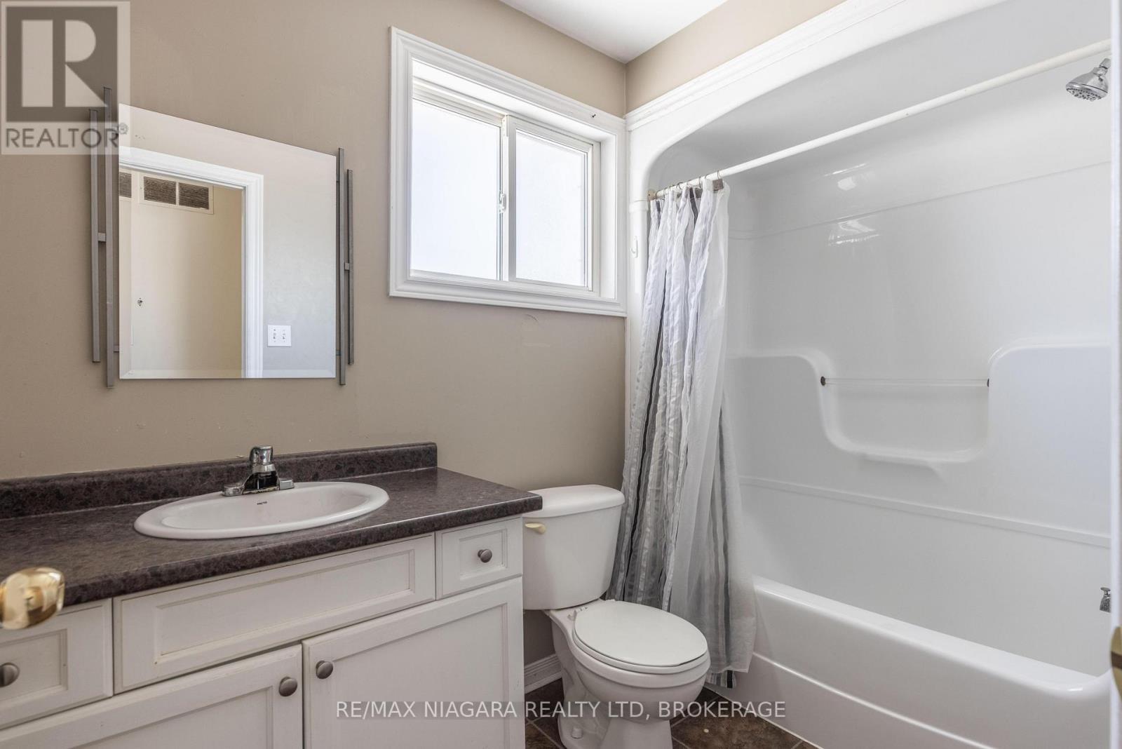 138 Carlton Street, St. Catharines (Downtown), ON - Indoor Photo Showing Bathroom