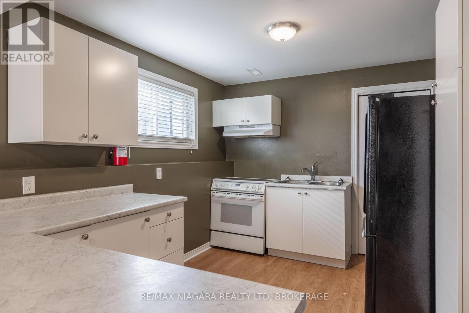 138 Carlton Street, St. Catharines (Downtown), ON - Indoor Photo Showing Kitchen