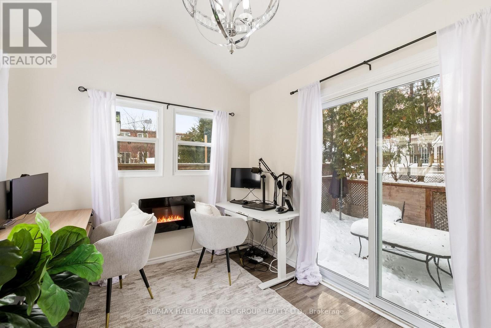 325 Elgin Street W, Oshawa, ON - Indoor Photo Showing Office