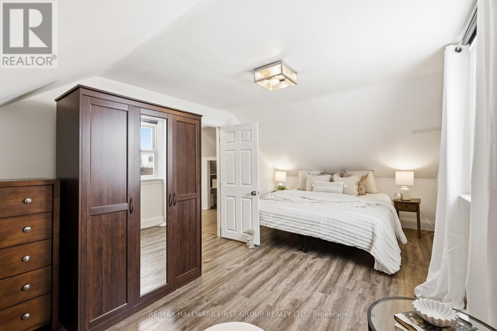 325 Elgin Street W, Oshawa, ON - Indoor Photo Showing Bedroom