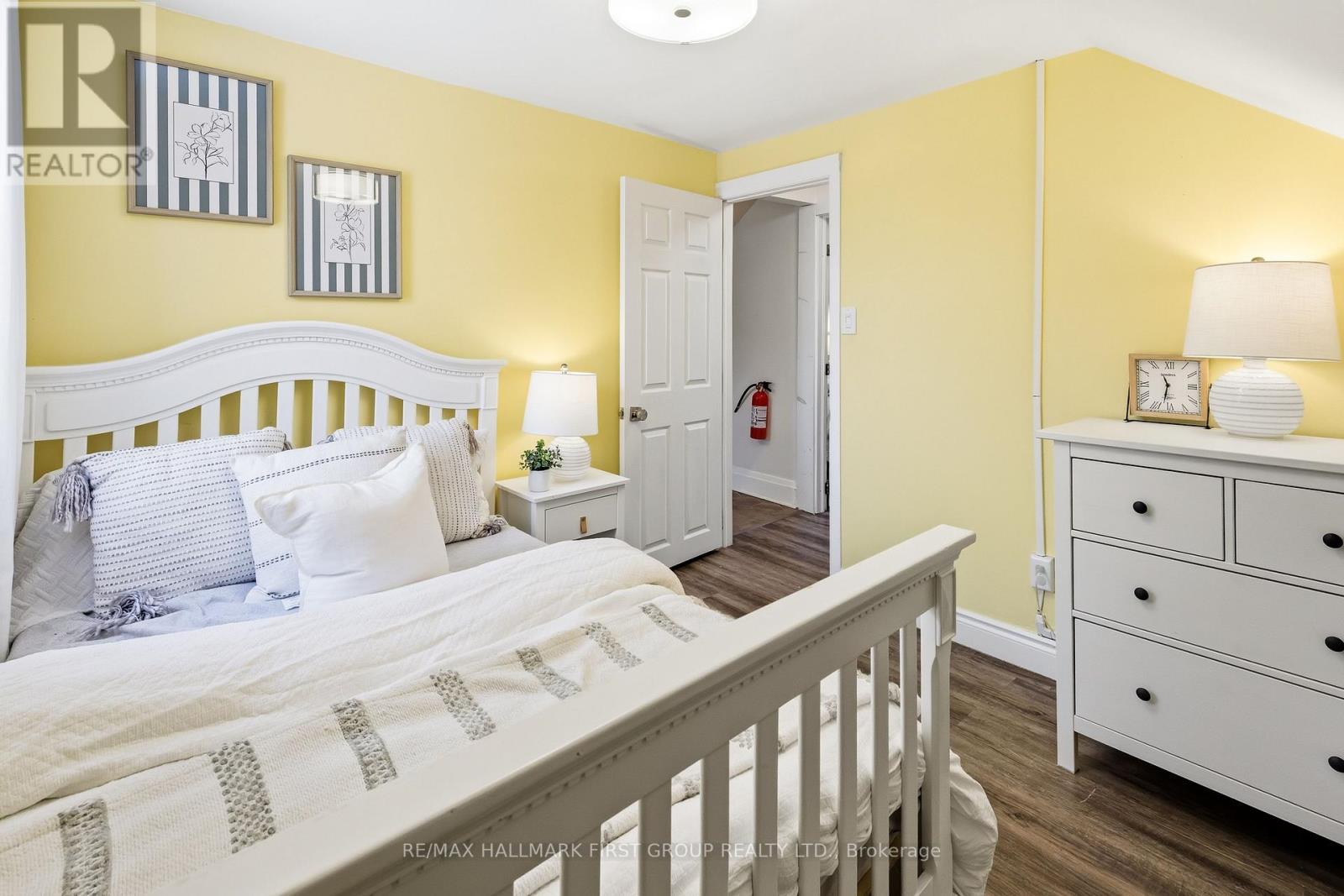 325 Elgin Street W, Oshawa, ON - Indoor Photo Showing Bedroom