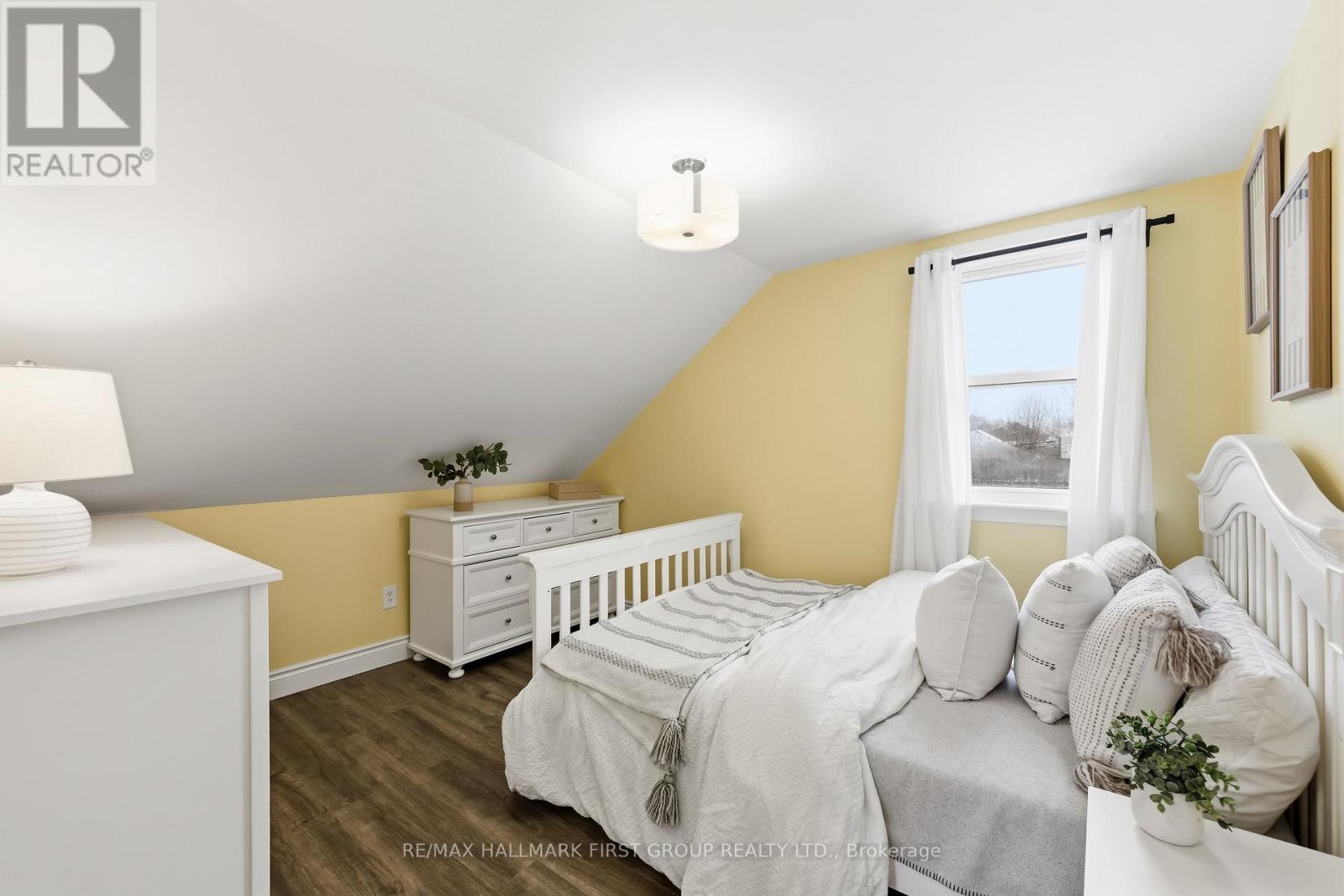 325 Elgin Street W, Oshawa, ON - Indoor Photo Showing Bedroom