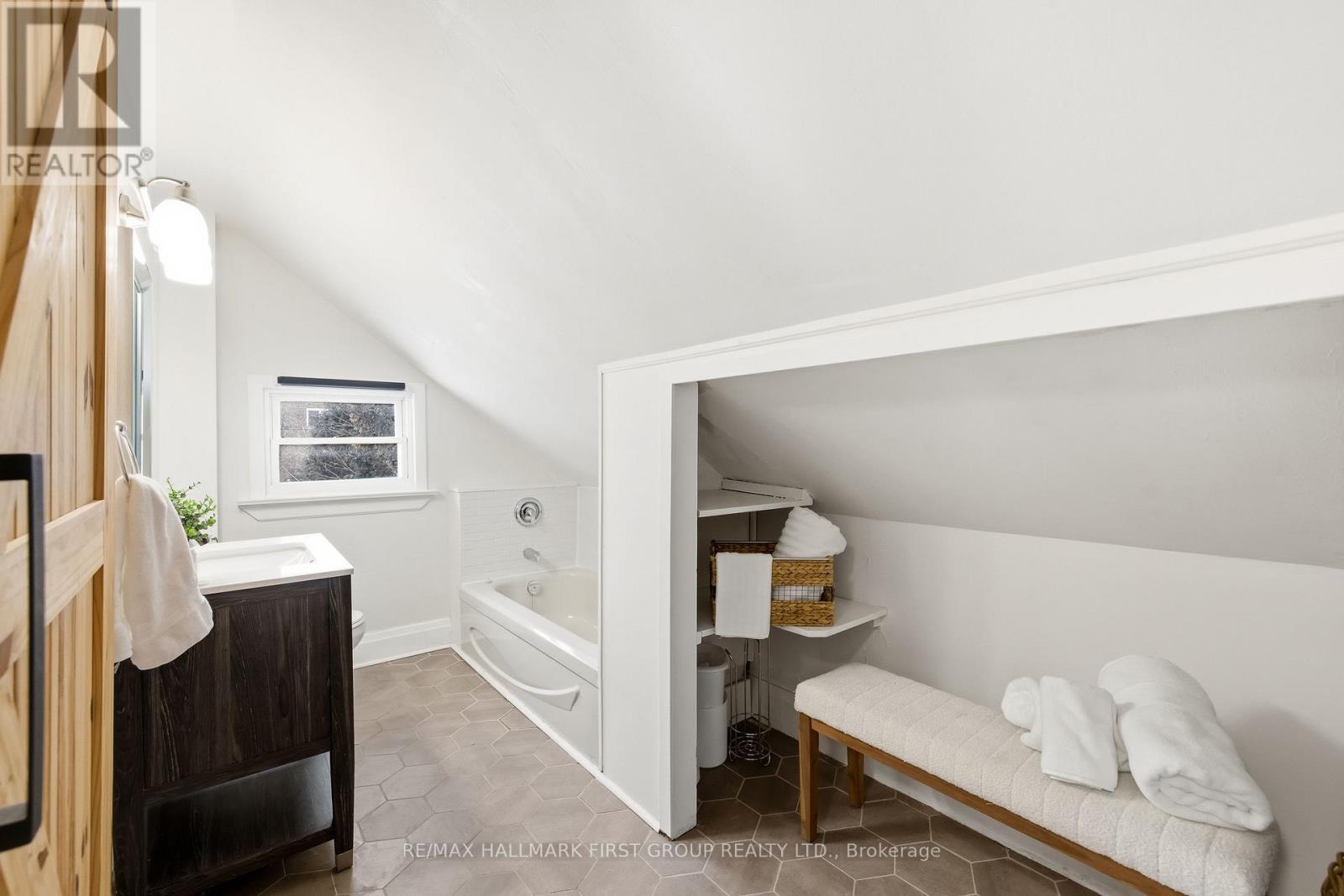 325 Elgin Street W, Oshawa, ON - Indoor