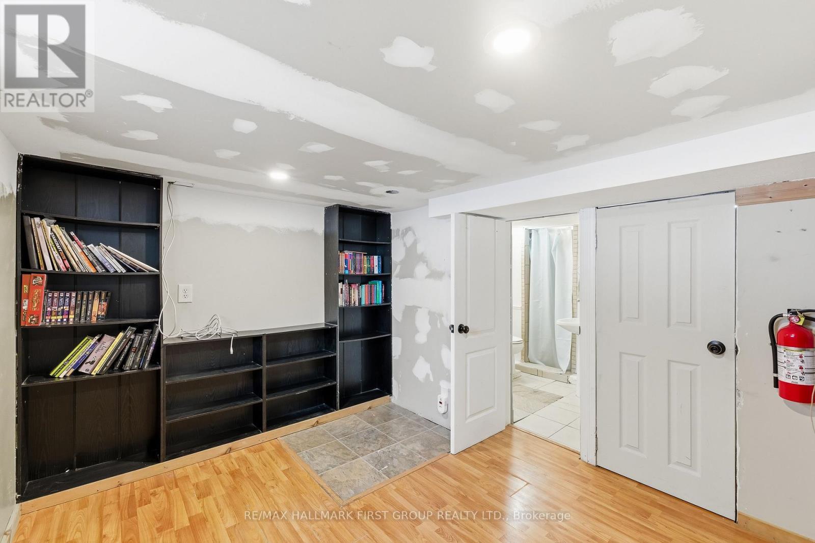 325 Elgin Street W, Oshawa, ON - Indoor Photo Showing Other Room