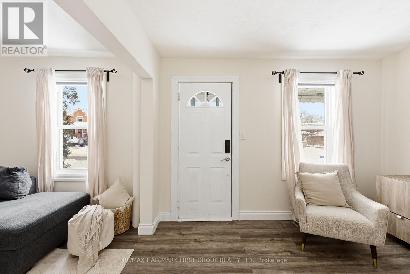 325 Elgin Street W, Oshawa, ON - Indoor