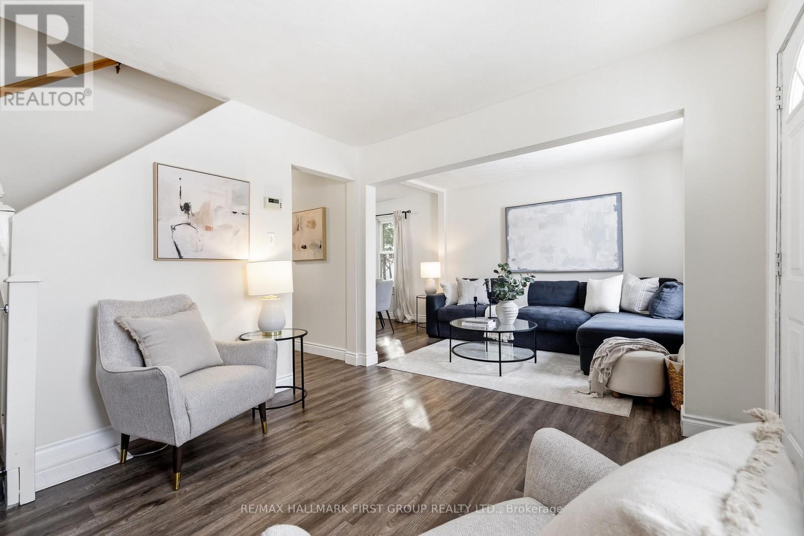 325 Elgin Street W, Oshawa, ON - Indoor Photo Showing Living Room