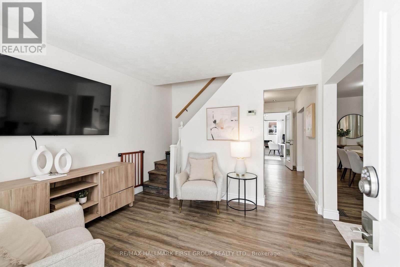 325 Elgin Street W, Oshawa, ON - Indoor Photo Showing Living Room