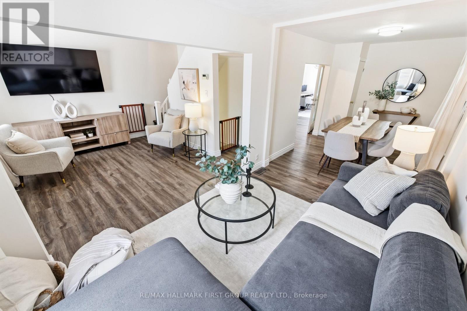 325 Elgin Street W, Oshawa, ON - Indoor Photo Showing Living Room