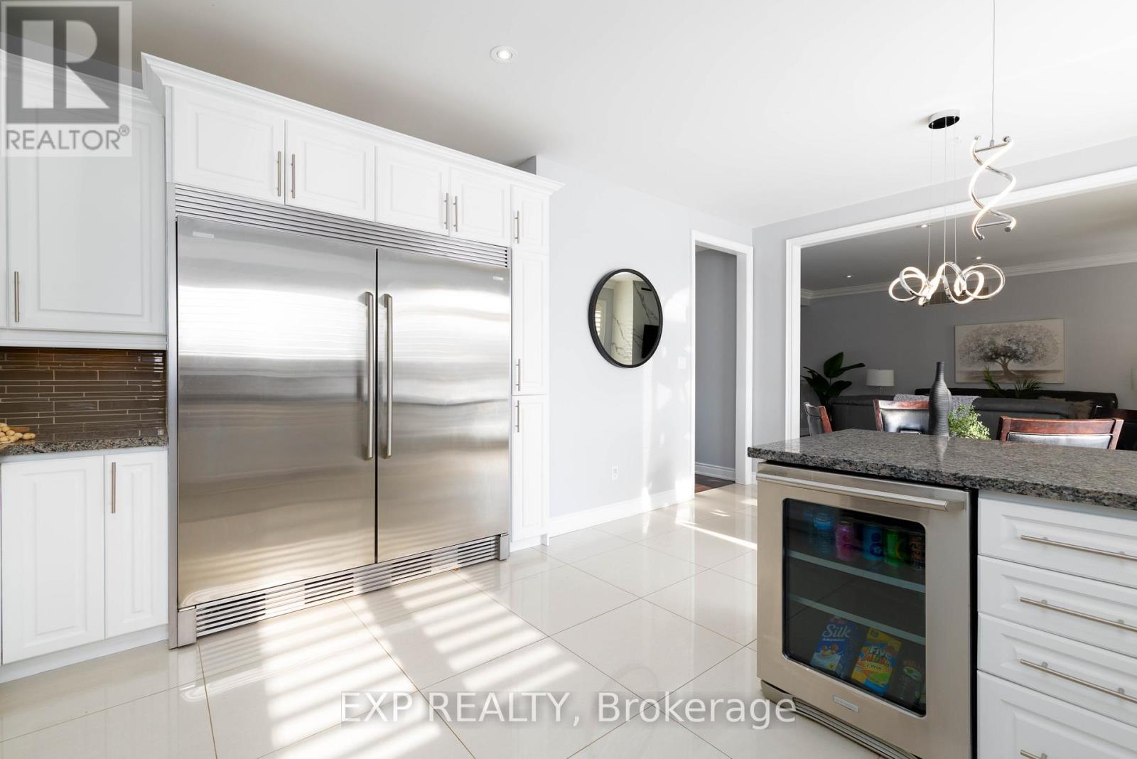 66 Stonesthrow Crescent, Uxbridge, ON - Indoor Photo Showing Kitchen With Upgraded Kitchen