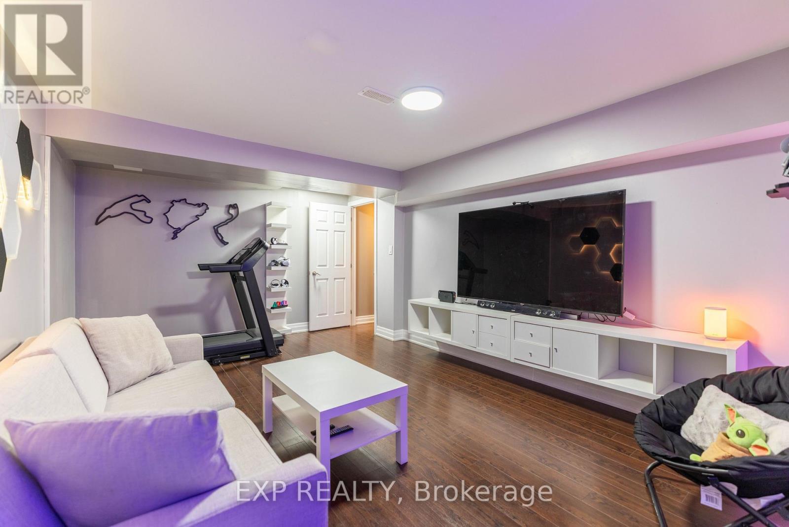 66 Stonesthrow Crescent, Uxbridge, ON - Indoor Photo Showing Living Room