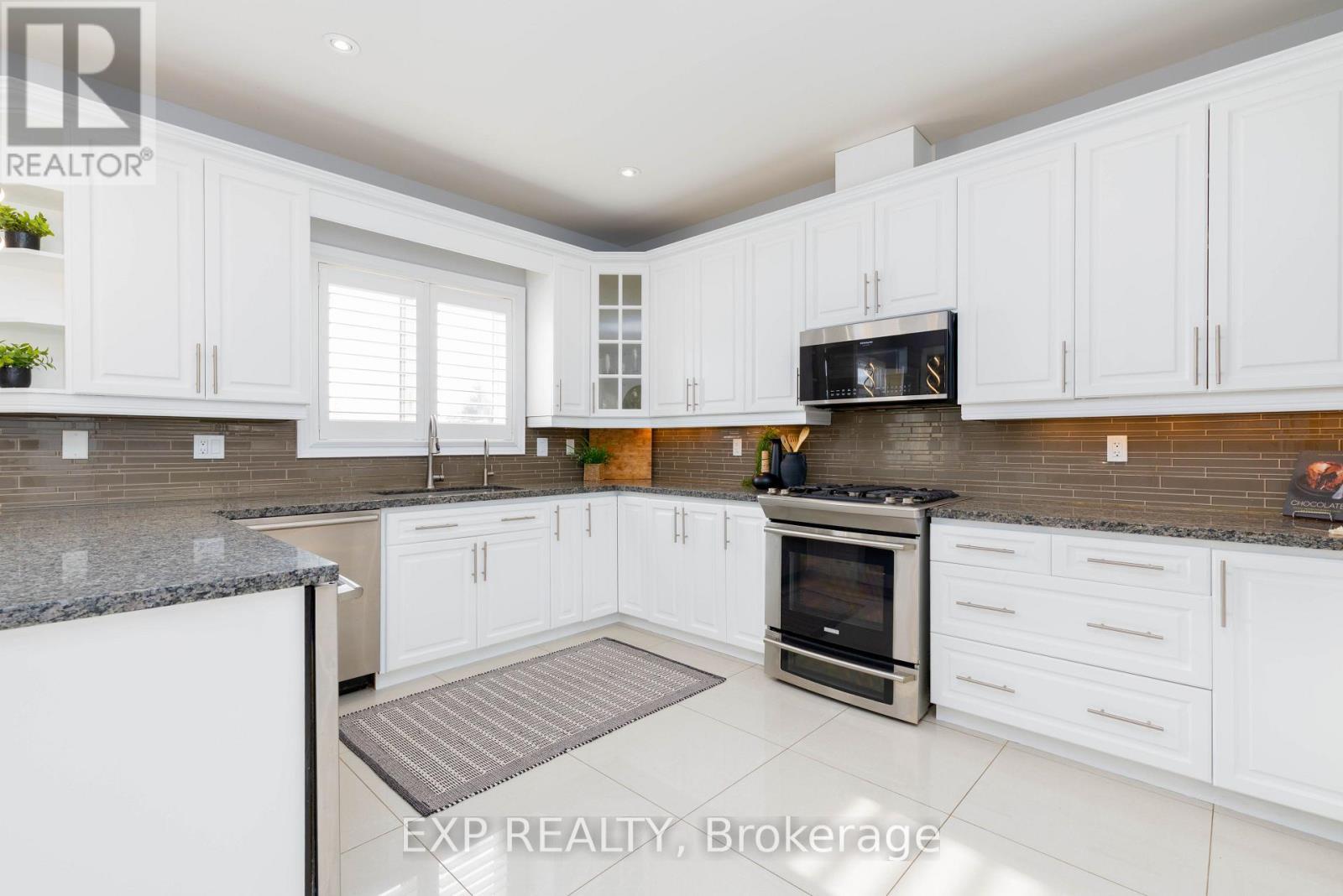 66 Stonesthrow Crescent, Uxbridge, ON - Indoor Photo Showing Kitchen With Upgraded Kitchen