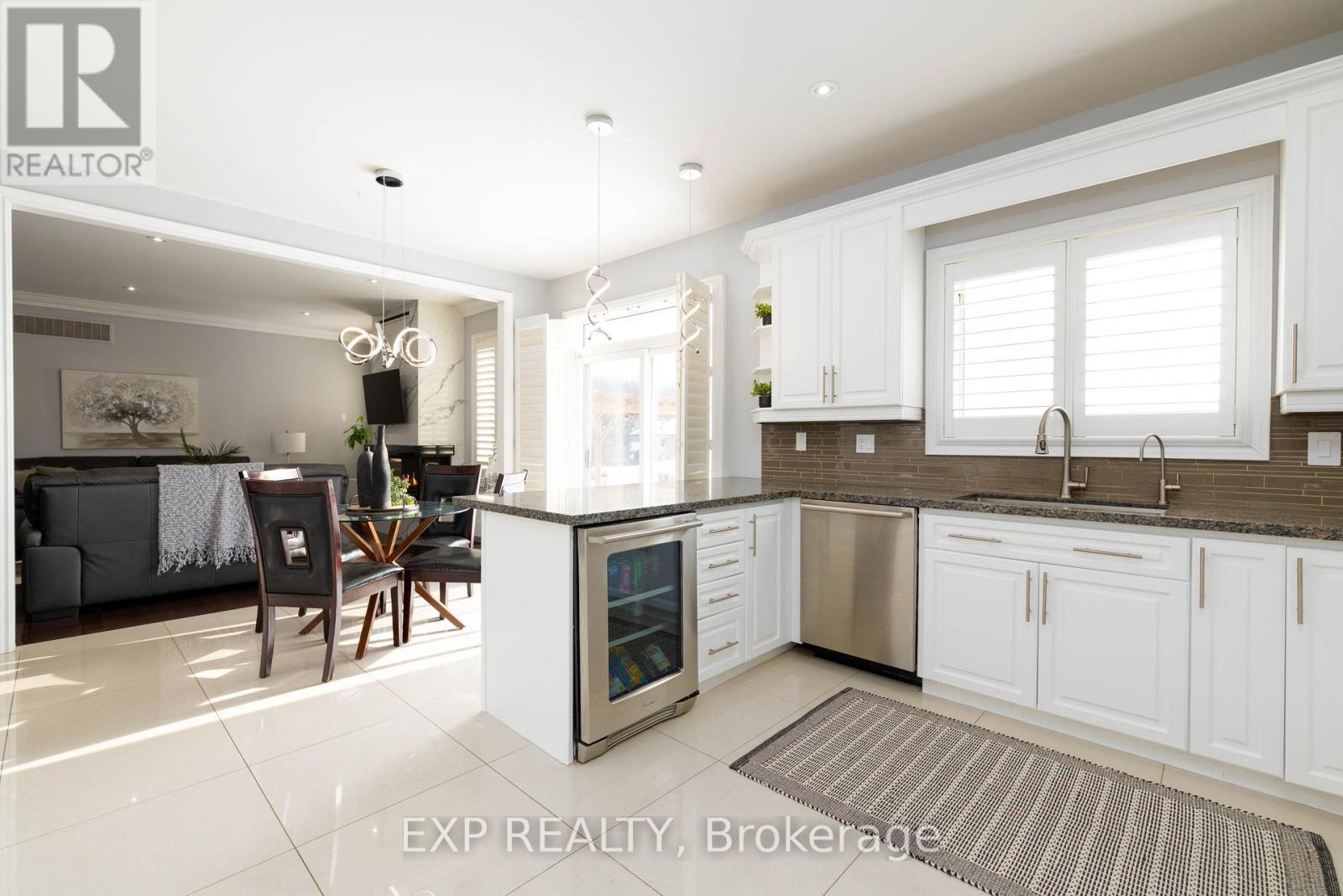 66 Stonesthrow Crescent, Uxbridge, ON - Indoor Photo Showing Kitchen With Upgraded Kitchen